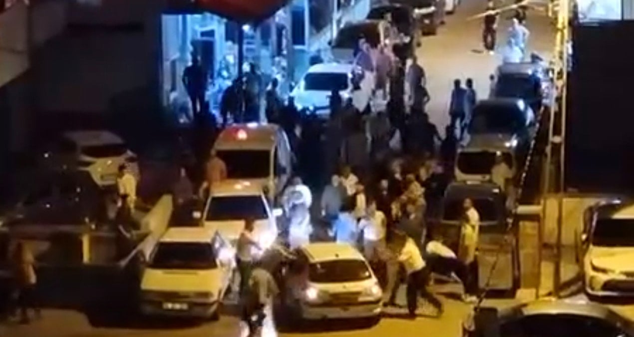 istanbulda akilalmaz olay dugun salonu cikisindaki kalabaliga araciyla daldi jnqM2Jfs