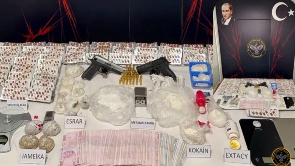 izmirde kameralarla donatilan evden cok sayida uyusturucu madde cikti Oi7WYOg9.jpg
