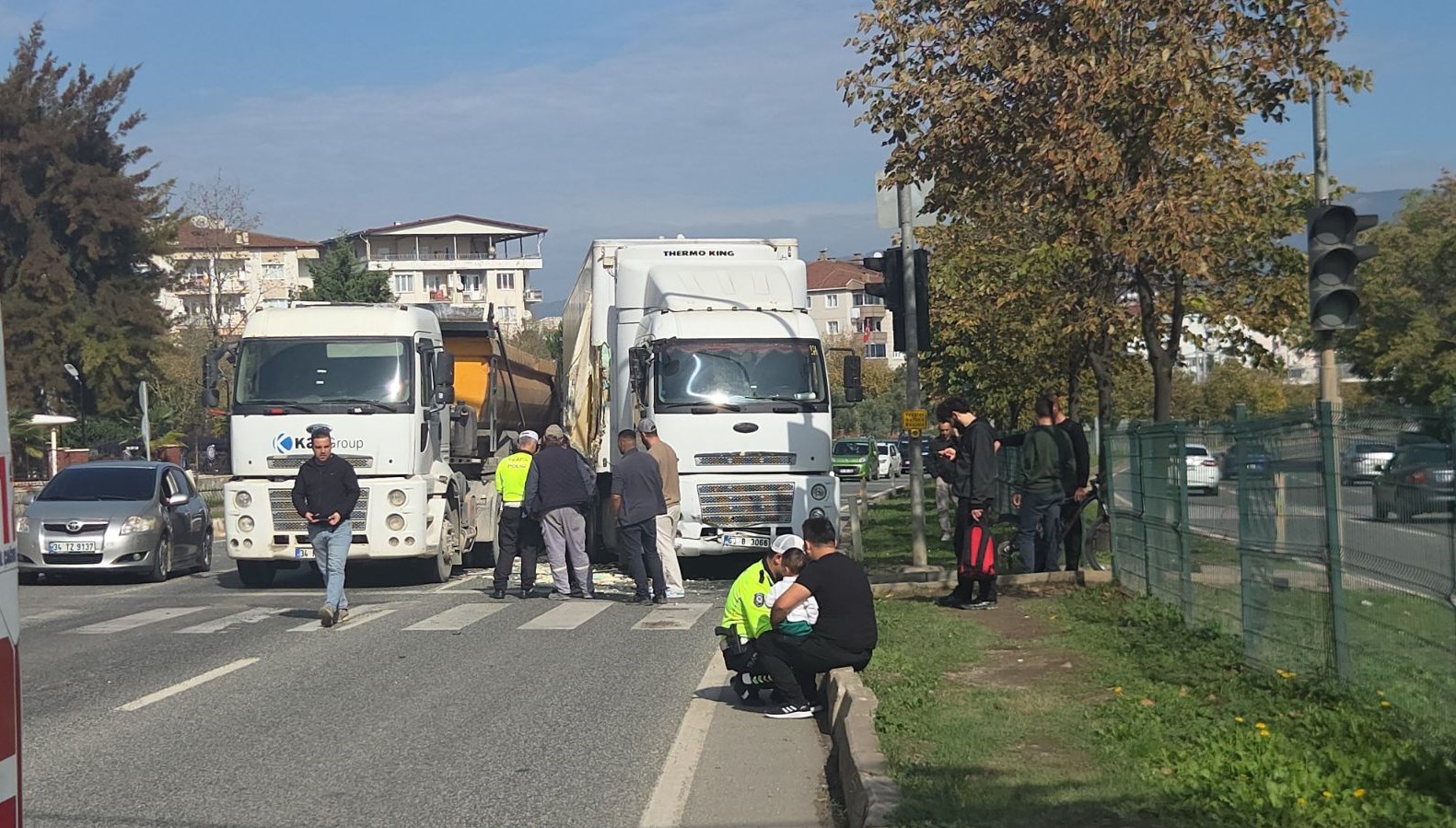 kirmizi isikta feci kaza bes kisi yaralandi FXNTxG1h.jpg