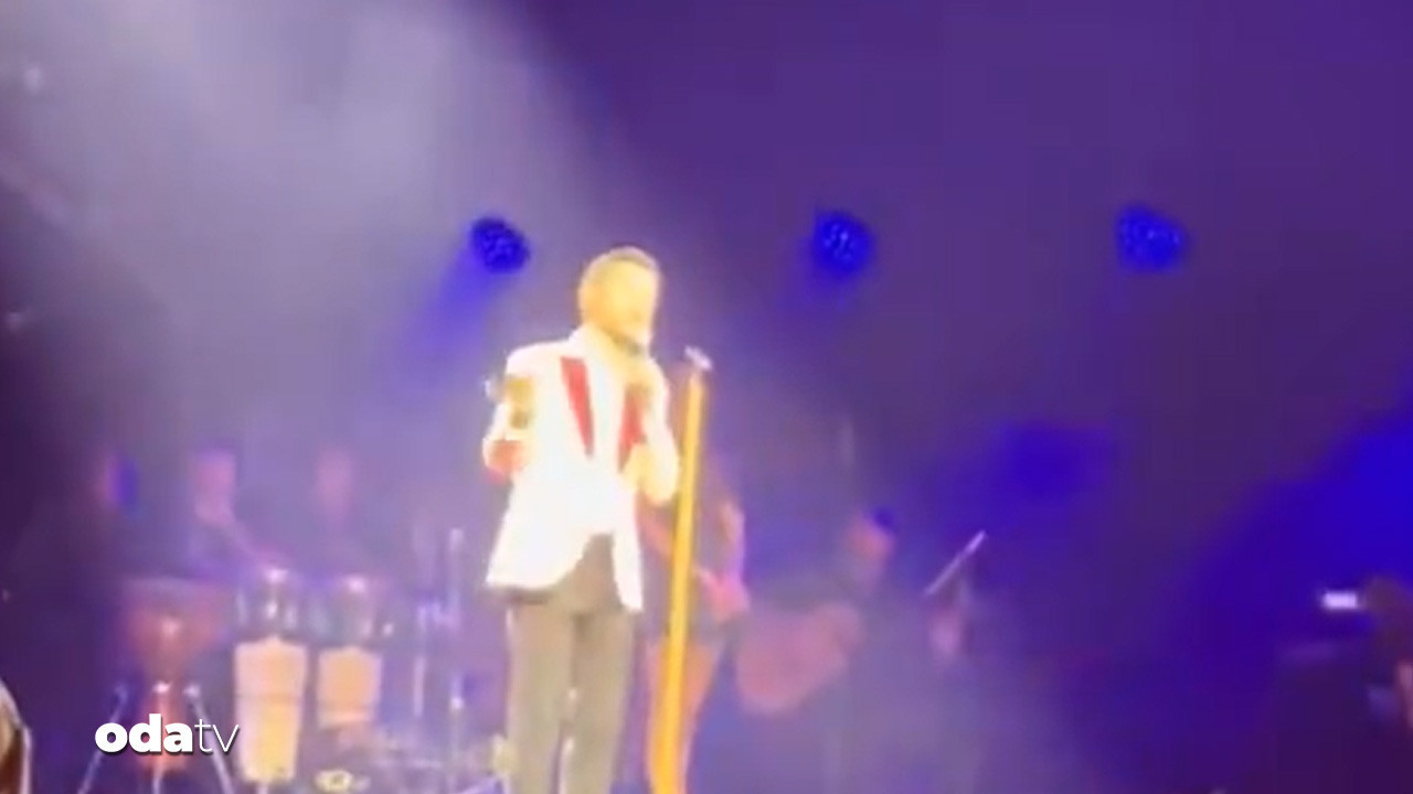 onundeki seyirciyi yalina sikayet etti alkolun etkisiyle konseri izlettirmiyor UdZBYLYv.jpg