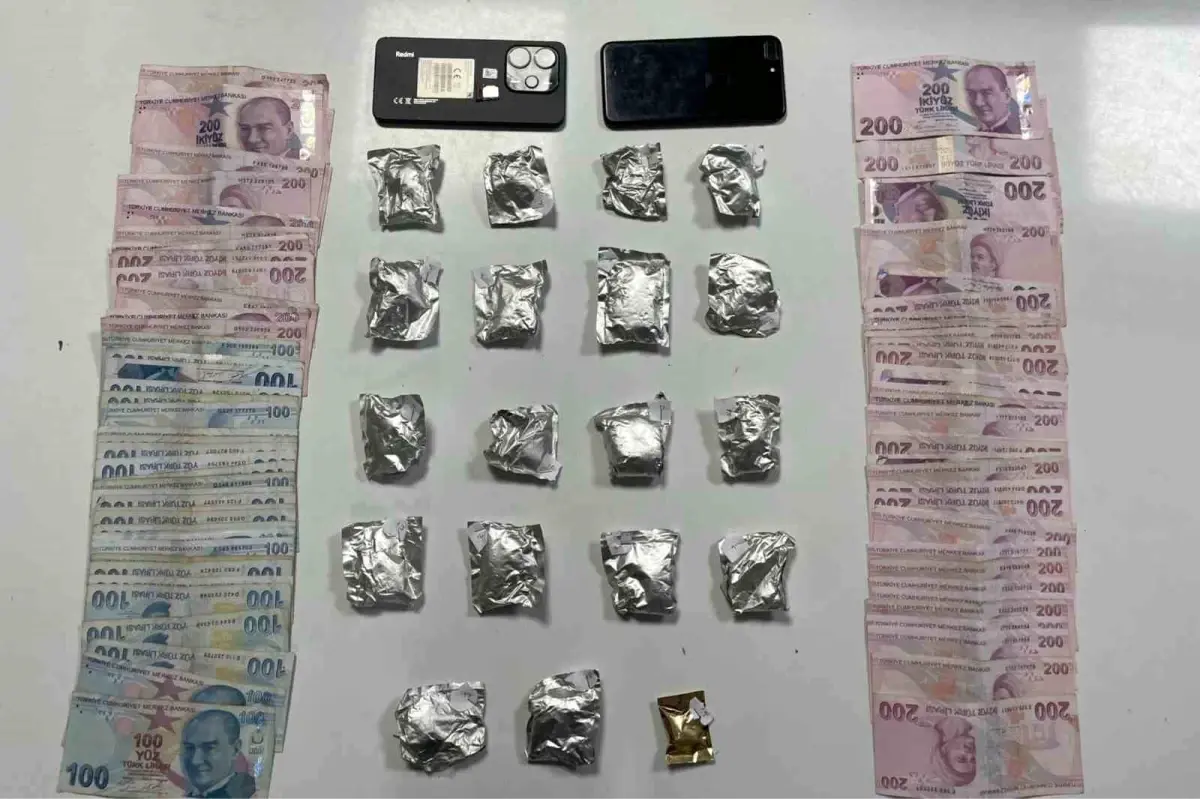 sislide polis uygulamasinda uyusturucu ve para ele gecirildi 99pbWrs1.jpg