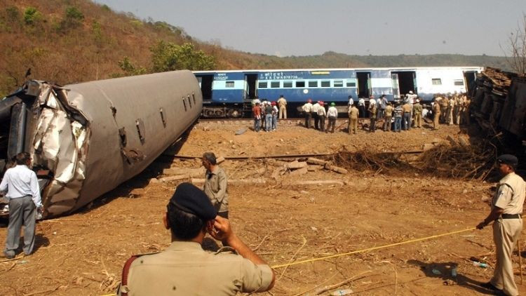 hindistanda tren kazasi iki tren carpisti 8 olu 14 yarali wtwyJqT8.jpg