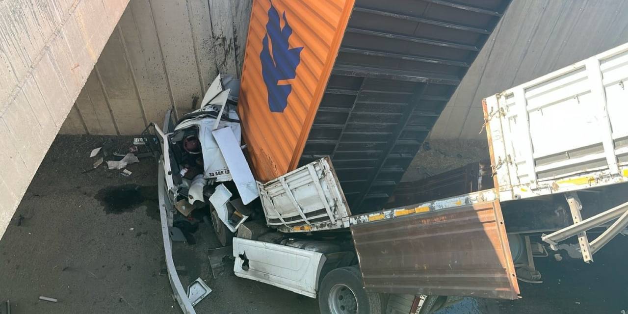 kamyonetle carpisan tir kopruden uctu Z14wLFZx.jpg