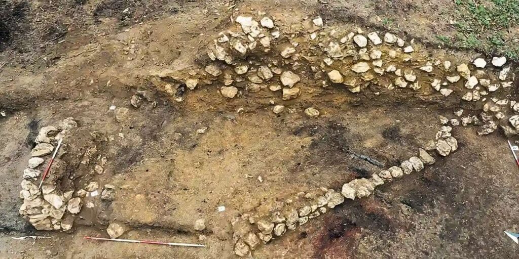 dedektorlerle-hazine-avina-ciktilar-3-bin-yillik-gomuyu-buldular-RHCDhbsw