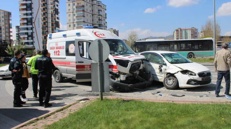 hasta-tasiyan-ambulansla-otomobil-carpisti-1i-saglik-personeli-2-kisi-yaralandi-8qGNwmV7