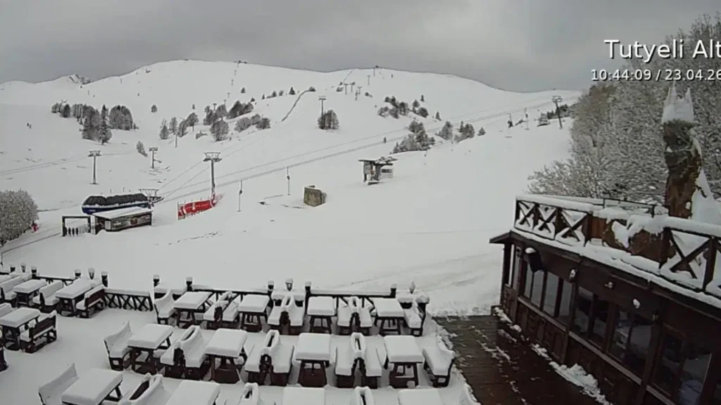 uludagda-nisan-ayinda-kar-yagisi-kar-kalinligi-1-metre-XVMyjpQG