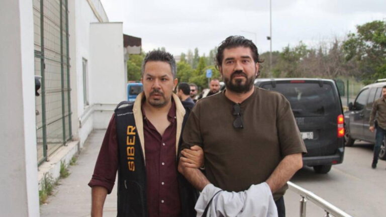 gozaltindaki-rasim-ozan-kutahyali-adanaya-getirildi-gazetecilere-konustu-bir-yanlis-anlasilma-var-gP4qpHJq