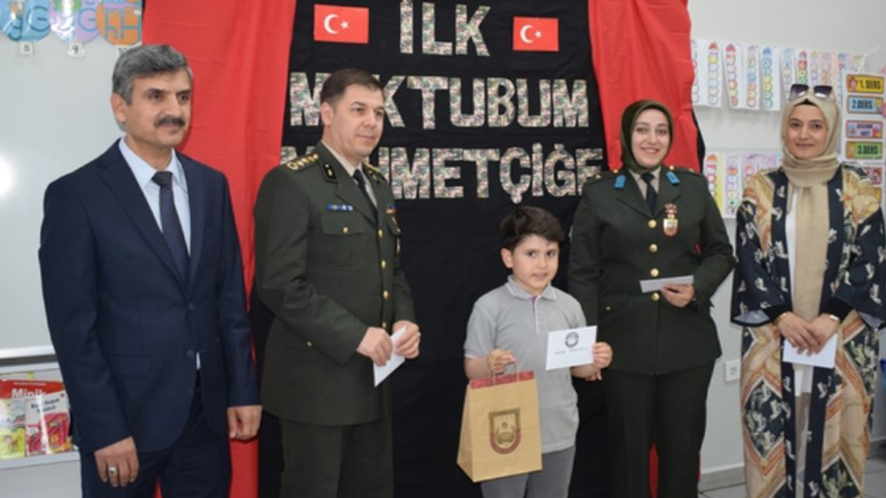 ilk-mektuplarini-mehmetcige-yazan-ogrencilere-askerlerden-cevap-geldi-wS6ZOYSr