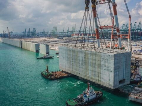 10 katli bina yuksekligindeki beton bloklari denize attilar uGt6egS8