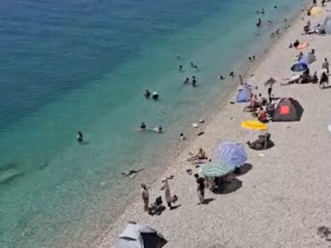 Adilcevaz sahilleri yaz sezonunda tatilcilerin odak noktasi oldu CpiZMBzA