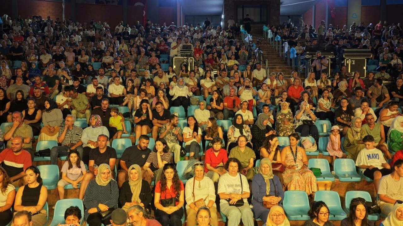 Dunya danslari balikesir sahnelendi Epy6vE49