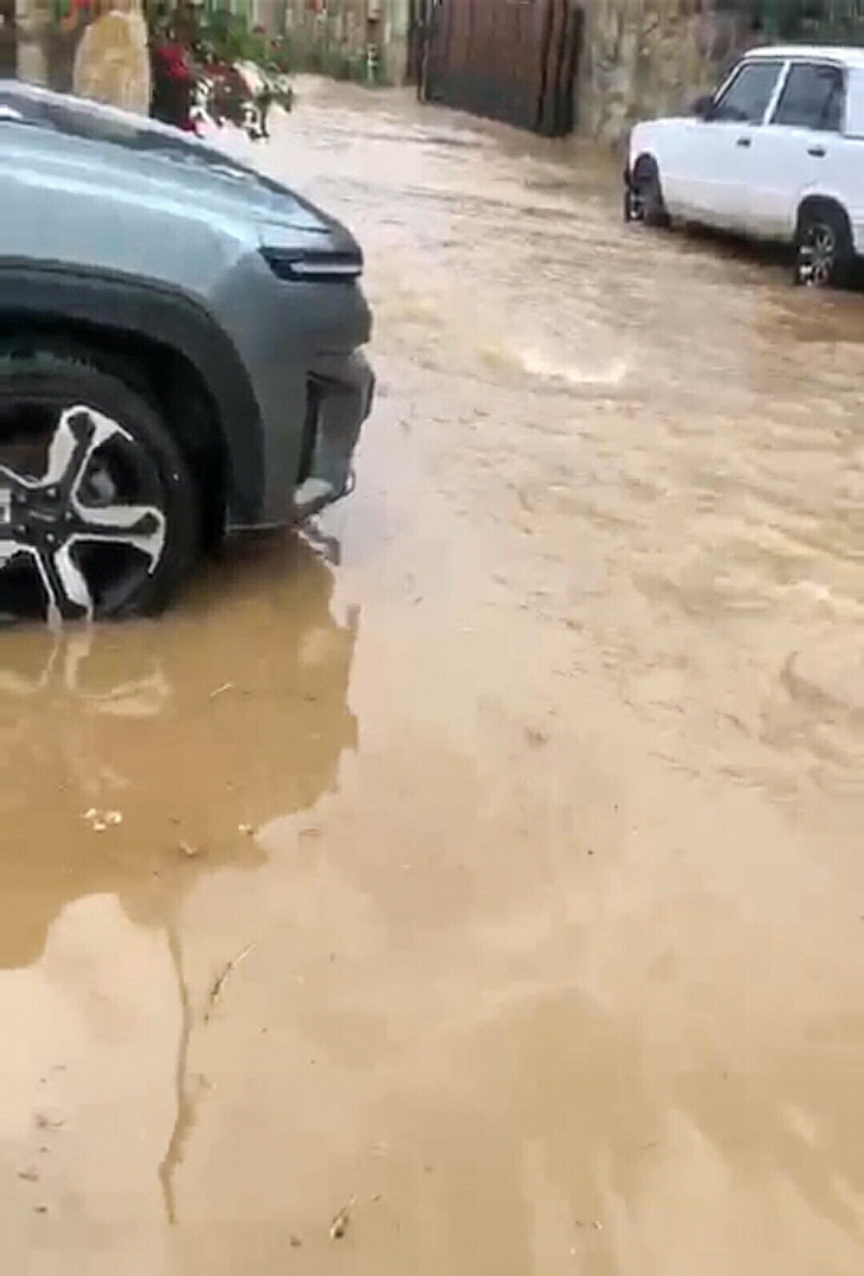 Datça’da yağan sağanak nedeniyle yollar suyla doldu, park halindeki araçlar etkilendi